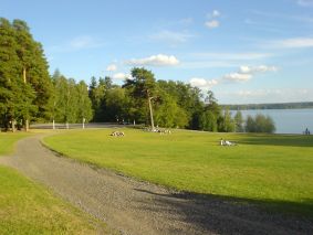 Kaunis kesäpäivä Pyynikin uimarannalla.
    Paikka on mitä parhain lennolle lähtöön.