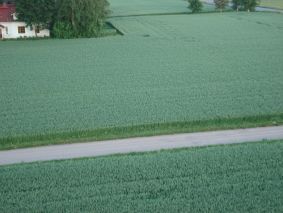 Laskeudumme kuvan
yläreunassa näkyvälle tielle