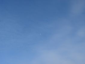Puolikuu selkiintyvällä taivaalla