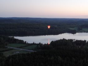 Poltto järven 
yläpuolella