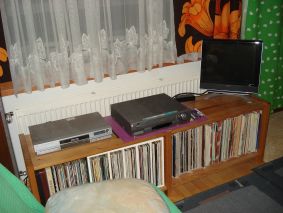 Analogia-aikaa - kiintolevyllinen DVD-tallennin, videonauhuri ja katseluun tarkoitettu monitori. Kuva tuli nurkassa olevasta antennipistokkeesta.