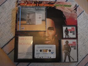 Musiikin tallennusvälineitä - vinyyli, CD, 
		  C-kasetti ja Minidisc.